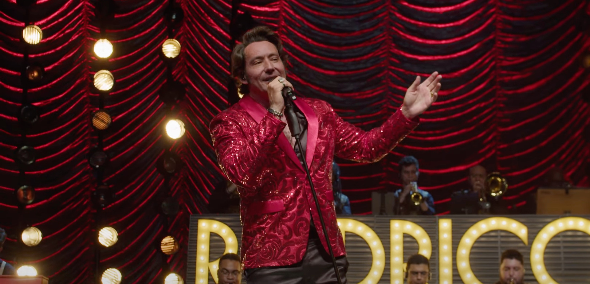 Rodrigo José em apresentação com sua banda